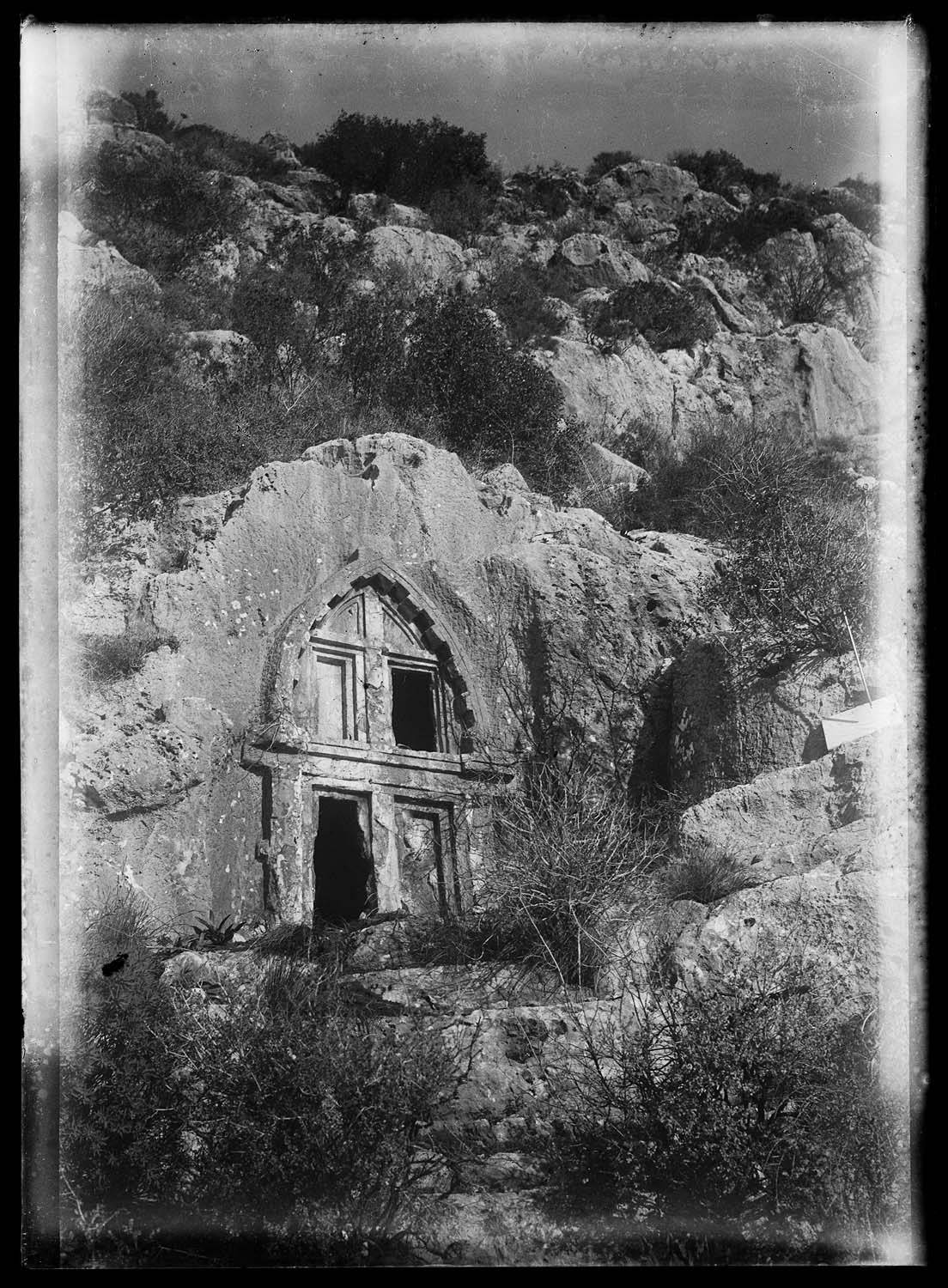 Entrée d'une tombe rupestre